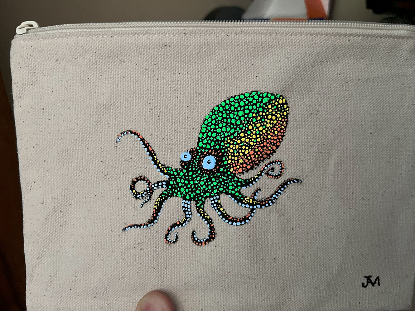 octopus pouch front glowing