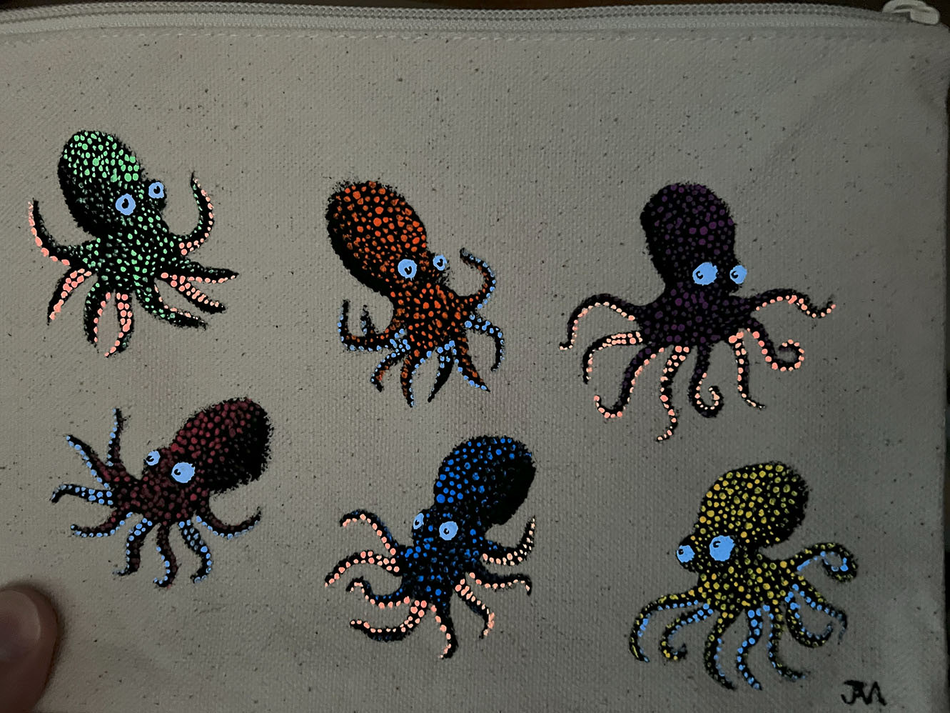 octopus pouch back glowing